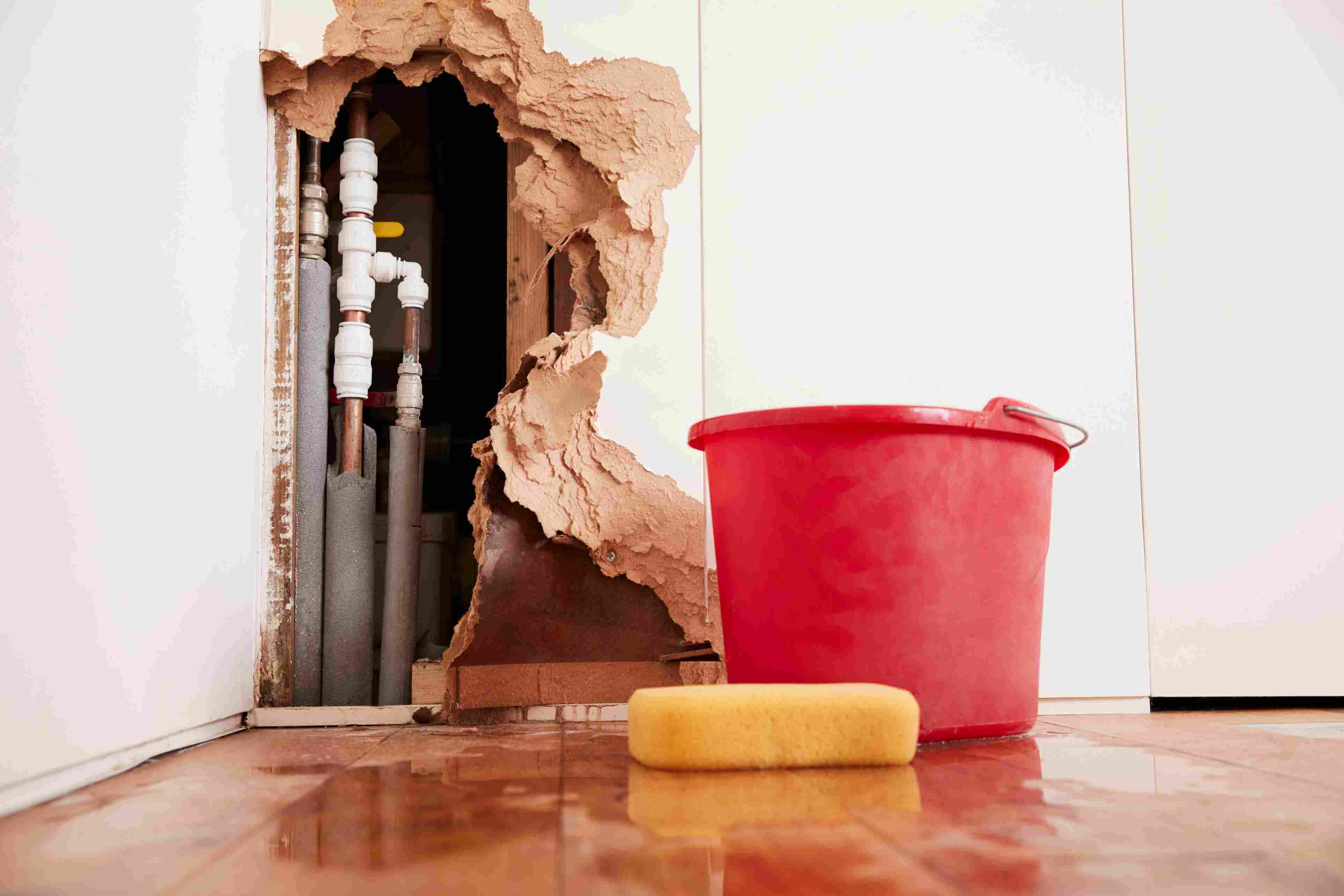 damaged-wall-exposed-burst-water-pipes-sponge-an